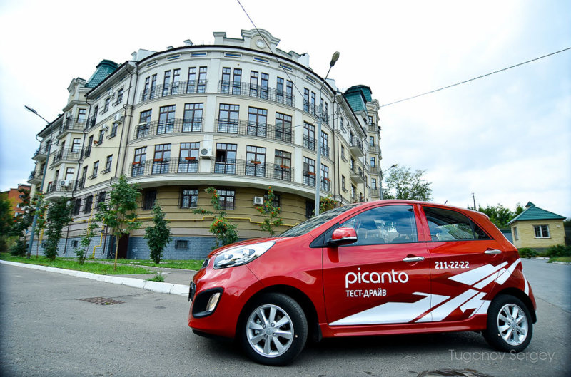 Самый доступный Пиканто стоит в России 364 900 рублей. Это машина с 1-литровым мотором (69л.с.), пятиступенчатой механикой в базовой комплектации. Автомобили с двигателем 1,2л. продаются только в сочетании с автоматом. Самый дешевый вариант  - 404 900 рублей, а самая дорогая, топовая версия (как тестовый автомобиль) стоит 549 900 рублей.