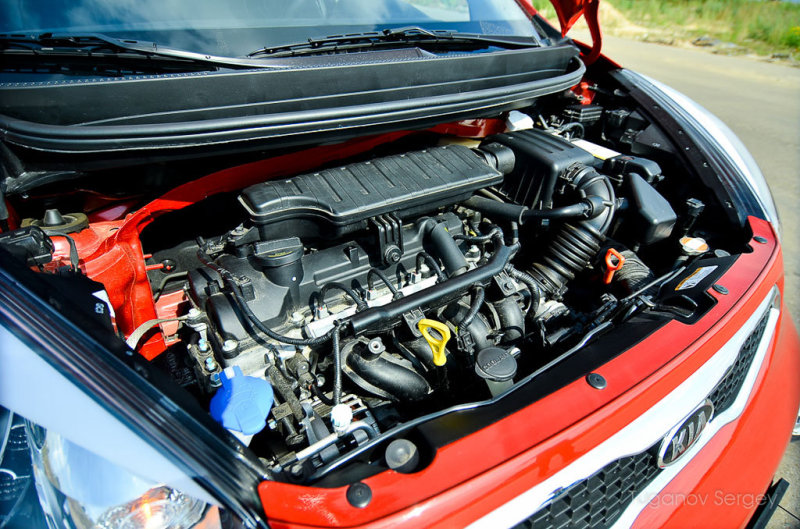 Заводя мотор, Пиканто не наполняет салон шумом и вибрациями. Также спокойно и плавно он стартует с места. А если пришпорить топовый для Picanto бензиновый мотор объемом 1,2  литра, мощностью 85л.с., можно добиться от машины способности ехать быстро.