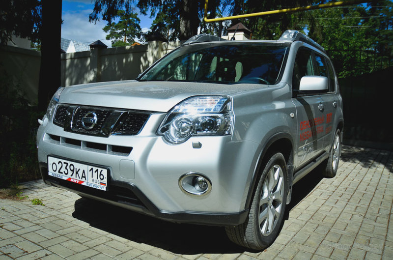 Стихия Икс-трейла – город, асфальт, бордюр, ну, и по выходным дачный проселок.