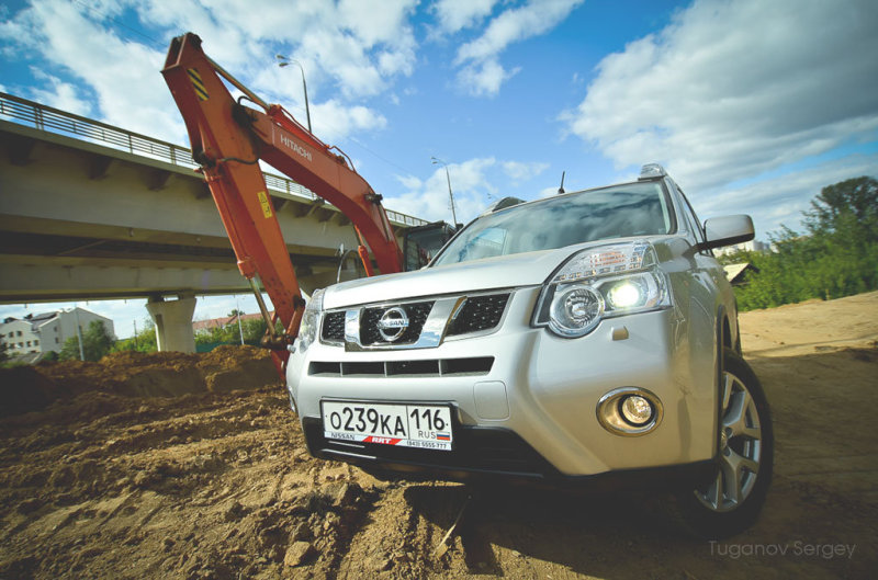 Внешне автомобиль хоть и кажется внедорожником, внушая доверие своими формами, однако на самом деле сущность X-trail все же интеллигентней и дружелюбней.