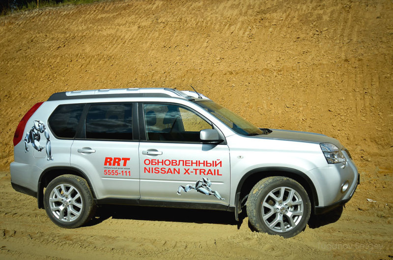 Если эксплуатировать X-trail для поездок по городу и трассе в сторону дачи – наступает идиллия. Мотор в 2,5 литра с резвыми 169 лошадьми бодро везет, рычаг вариатора в положении «D» колдует над придуманными передачами, езда становится в радость всем, и водителю, и пассажирам, и самой машине.