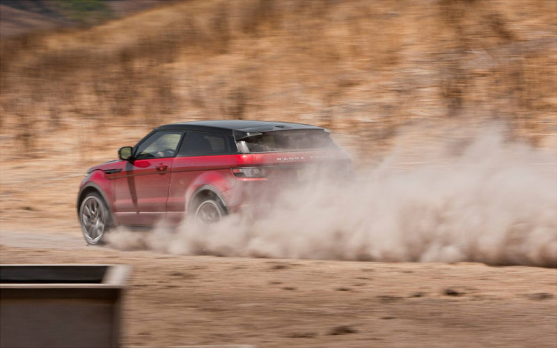 Evoque стремительно исчезает в тучах дорожной пыли…