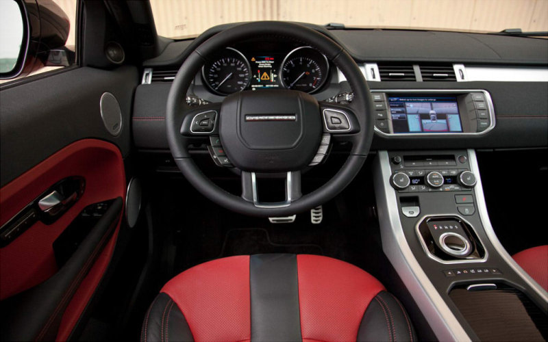 Интересно оформленный спорт-«кокпит» ориентирован на водителя.