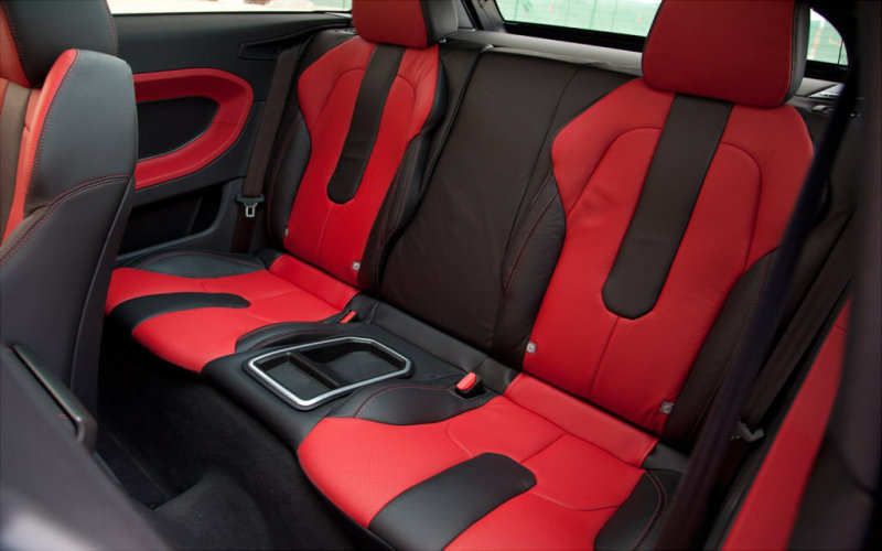 Задние сиденья 3-дверного «Рейнджа» размечены на двоих (опция).