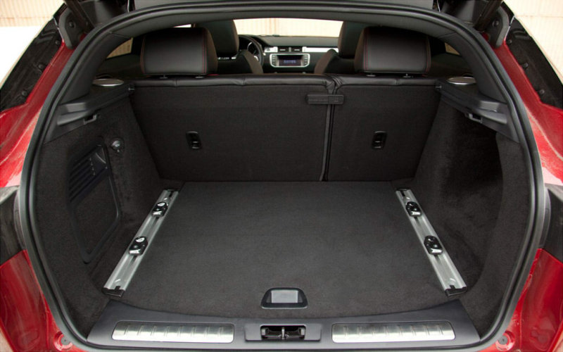 У «переходника» вместительный и вариабельный багажный отсек.