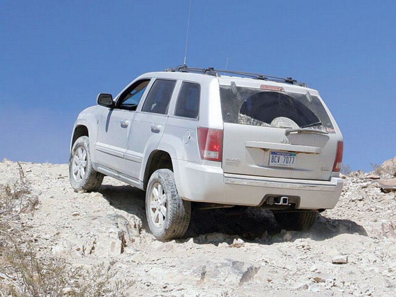 Штатная защита днища позволяет передвигаться по камням без боязни повредить узлы и агрегаты.