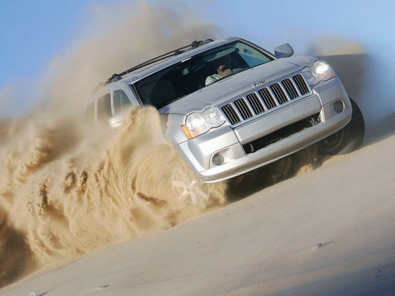 Тяговитые моторы наделяют Grand Cherokee достойной динамикой даже на таких покрытиях.