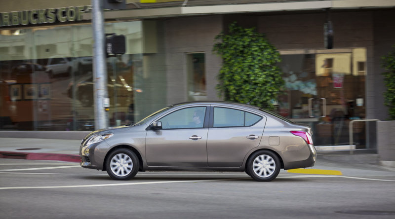 Пропорции седана трудно назвать элегантными: дизайн без затей.