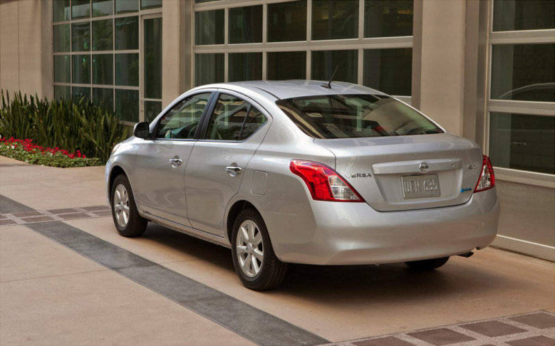 Вряд ли кто-то оглянется, чтобы взглянуть на седан Sunny/Tiida/Versa с «кормы».