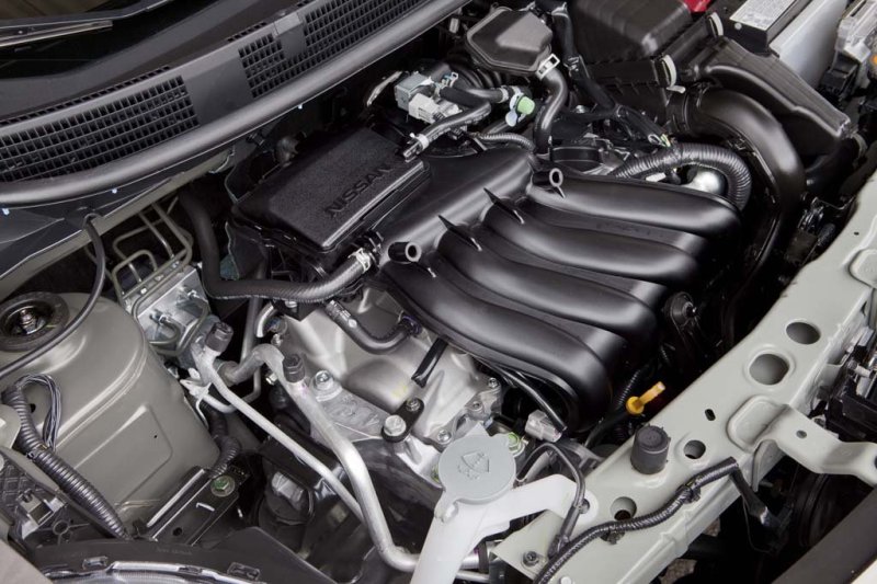 У «американского» Versa под капотом 110-сильный 16-клапанник HR16DE на бензине.