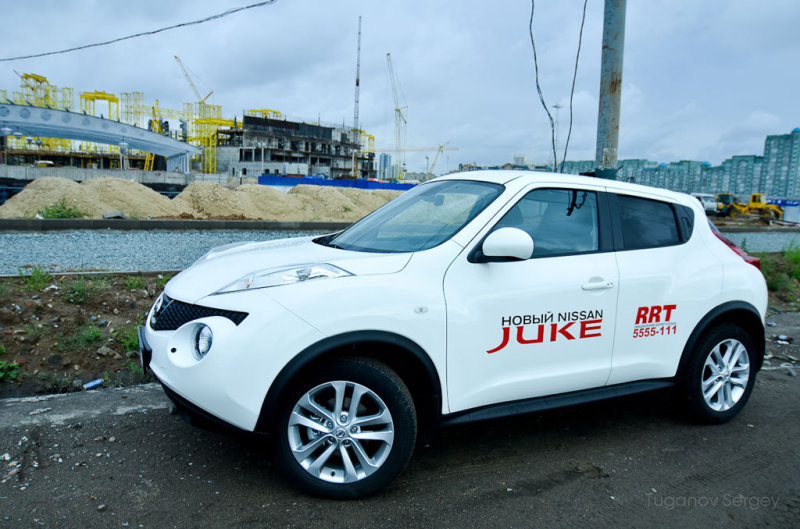 Но едет Juke не так как выглядит, то есть понятно и хорошо. Даже в сочетании со скромным двигателем, паспортные характеристики которого не обещают ураганной динамики. 