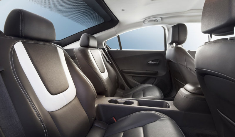 Во 2-м ряду два индивидуальных посадочных места – по необходимости.