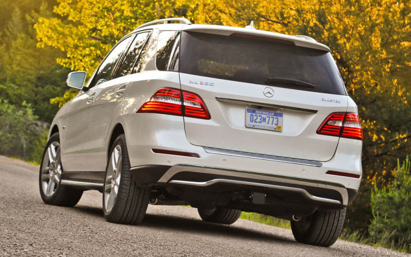 «Порожки» по низу кузова, бамперы с защитными накладками придают M-классу вид крутого «вседорожника». Не только вид.