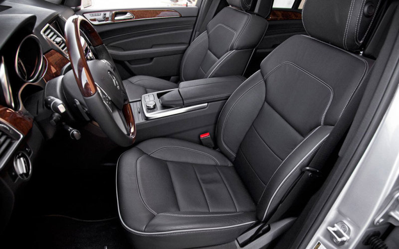 Опционную кожаную обивку сидений украшает аккуратная декоративная строчка.