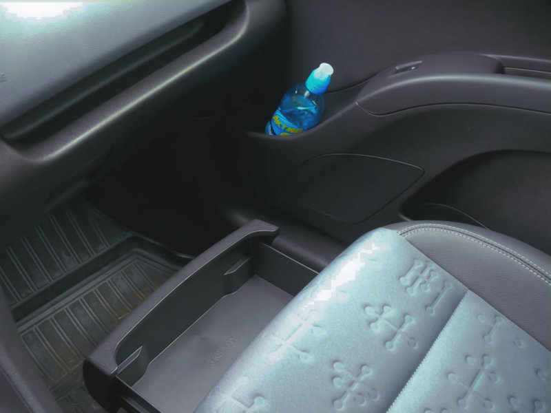 Как всякий микровэн Opel Meriva имеет в своем арсенале бесчисленное множество положенных ей по званию разных ящичков, нищ и полочек. Такелажные емкости повсюду: по паре в обшивке каждой двери, несколько ниш и потайных полок на передней панели, глубокие коробы для барахла под сиденьями…