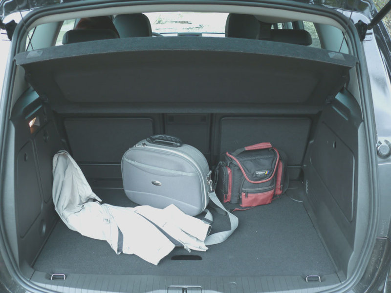 Багажник у микровэнов не блещет площадью, но благодаря его высоте показатели емкости по литражу вызывают уважение. Если возить высокие вещи – это удобно, а если в машине часто катается просто куча барахла, то целесообразнее выбрать легковой автомобиль в кузове универсал.