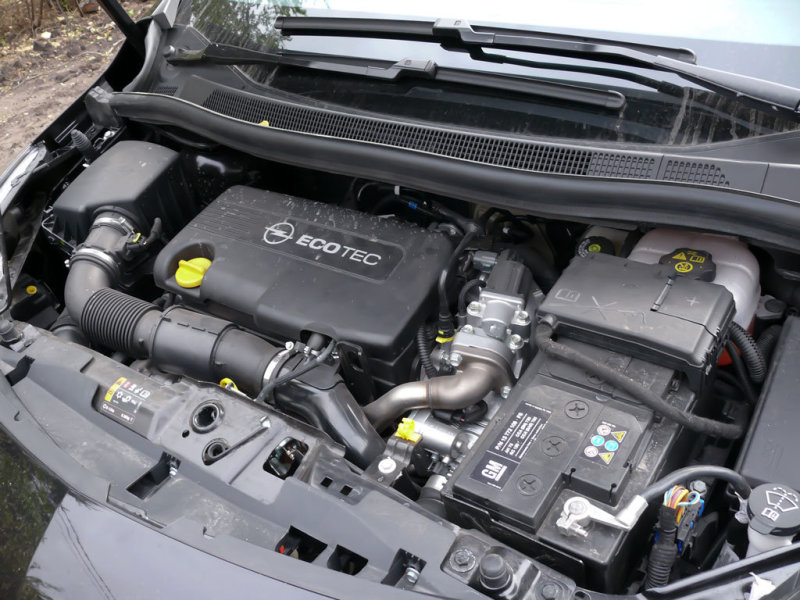 Сочетание 100-сильного турбодизеля 1,7литра и автомата по началу не вызывает доверия, глядя на бумажку с паспортными данными, кажется, будто Meriva вяло тронется с места, не спеша поедет в потоке и тяжело пойдет обгонять фуру на трассе. Но турбина и дизельный крутящий момент дарят необходимую тягу. Конечно, это не пламенный мотор, готовый к бою в любой момент: порой машина пару секунд стоит в раздумьях, и только потом стартует, и все же в гражданских условиях 100-сильного двигателя хватает всегда, но излишнего избытка тяги в нем нет. Поэтому езда на Мериве получается свежей, но не гоночной, что и требуется от семейного автомобиля.