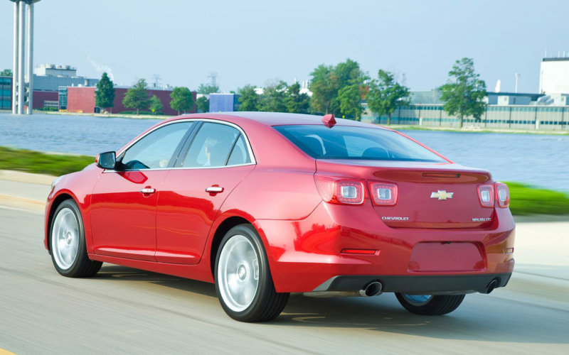 «Корму» Malibu VIII украшают задние фонари в стиле Camaro - и двойные выхлопные патрубки.