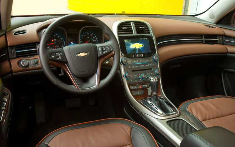 Скульптурная передняя панель выстроена в архитектуре «двойного кокпита».