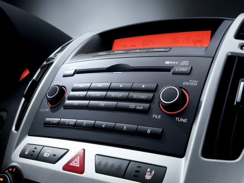 Мультимедийная система. Пожалуй оранжевая подсветка придется ни всем по душе.