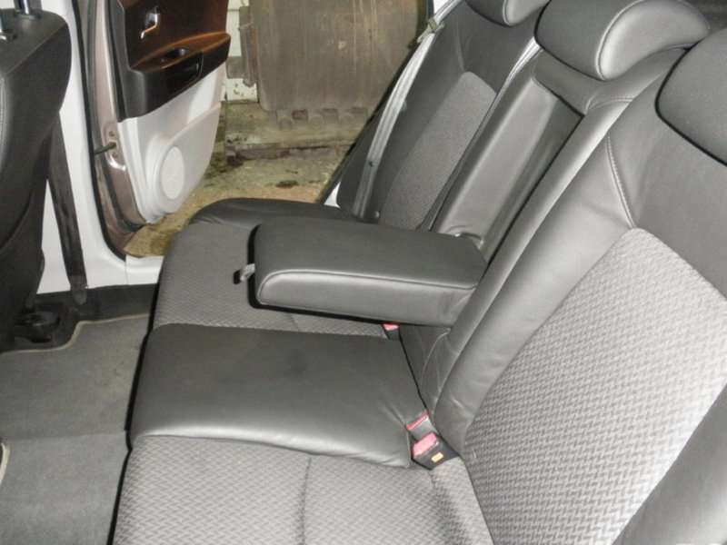 Даже при полностью отодвинутых назад передних сидениях, у пассажиров на заднем сидении достаточно места расположить ноги.