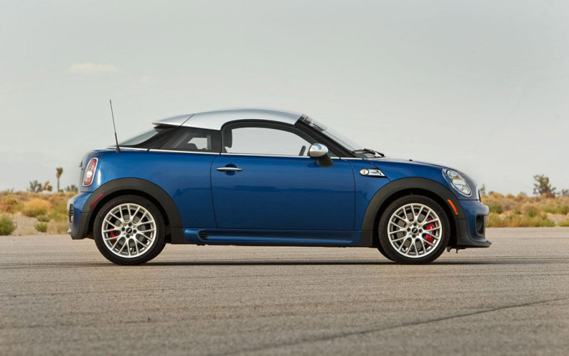 «Мини» Coupe отличается своеобразными пропорциями: сильный наклон лобового стекла, куцый задний свес.