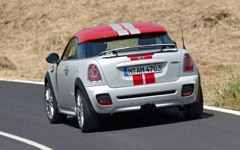 На взгляд сзади, Coupe заметно отличается от 4-местного «хэтчбека». И вместе с тем, автомобиль вполне узнаваем.