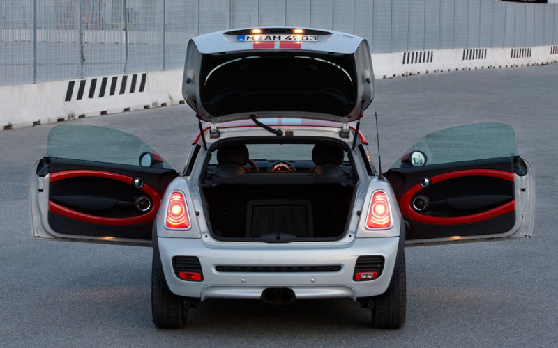 Погрузочное пространство у «мини» Coupe невелико, но доступ удобный.