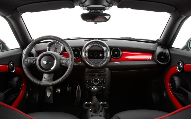 Передняя панель в фирменном стиле выглядит как новогодняя елка.