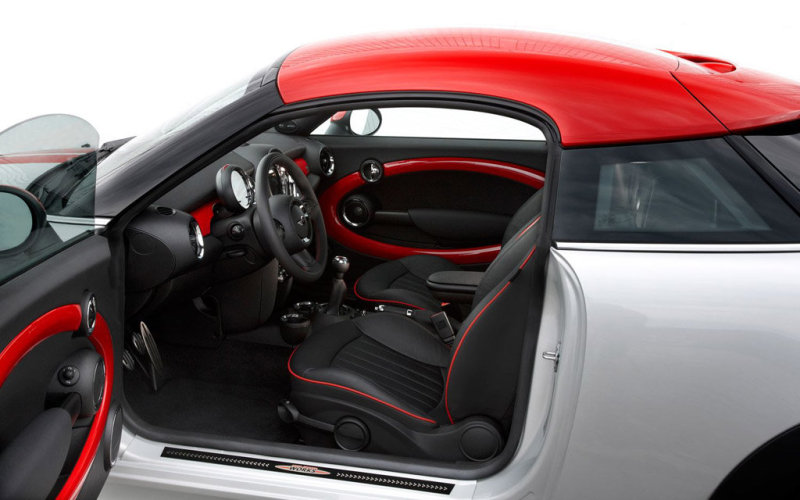 Дверные стекла обходятся без рамок. Спорт-«кокпит» оформлен ярко – и даже экстравагантно.