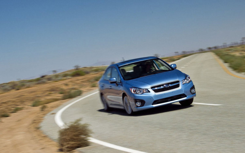 В виражах Impreza заметно кренится, однако траекторию держит цепко.