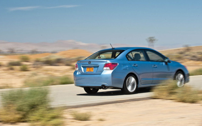 С «кормы» седан и 5-дверный «хэтчбек» выглядят по-разному. Но оба смотрятся вполне привлекательно.