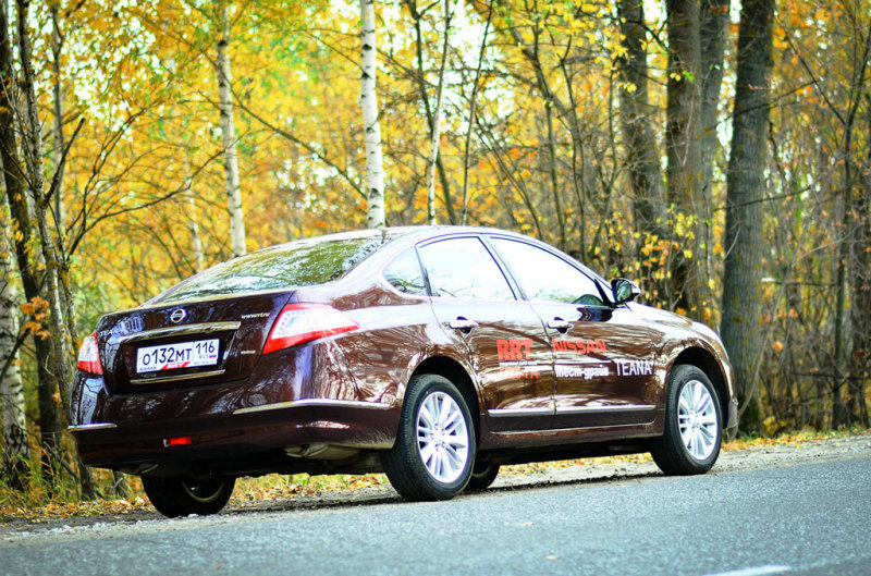 В нашей стране имидж японского автомобилестроения таков, что мы без проблем признаем в большой японской машине неоспоримый статус полноценного автомобиля для босса.   