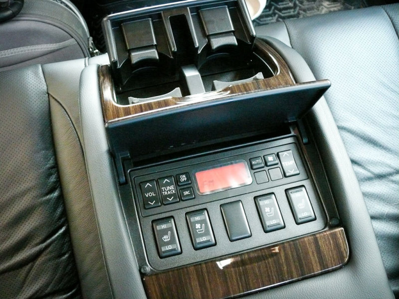 Если же шеф пожелает ехать сзади, его вряд ли что-то стеснит или ограничит. Сидя на заднем диване,  он останется полноправным повелителем ситуации, влияющем на нее в полной атмосфере доступного комфорта. К примеру, с помощью специального пульта, встроенного в подлокотник, в его компетенции останется и музыка, и климат, там же он может воспользоваться подогревом собственного дивана. Другими словами, он по-прежнему будет хозяином автомобиля.