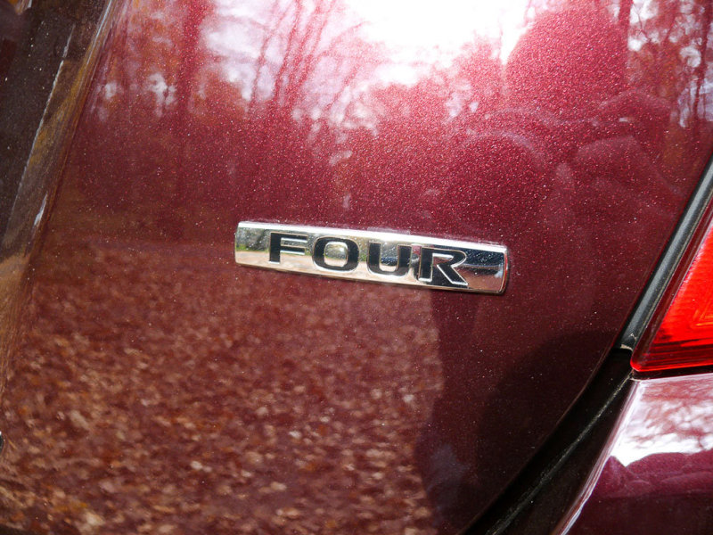 Слово Four на багажнике Теаны свидетельствует о ее полноприводной сущности. 