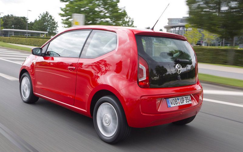 «Корма» субкомпакта декорирована зачерненной дверной панелью и яркими фонарями.