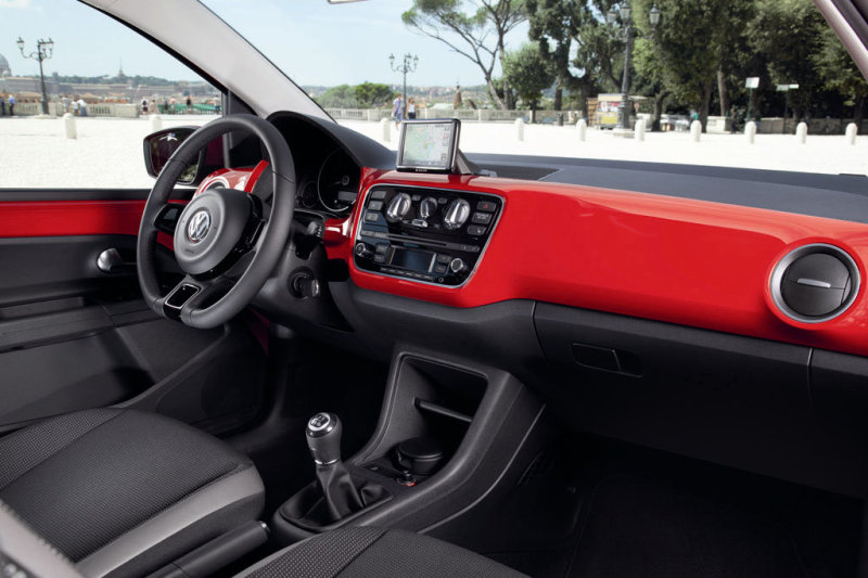 Интерьер оформлен просто и рационально – причем довольно ярко. А вот качество отделочных материалов не лучшее.