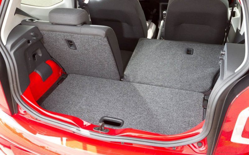 Багажник невелик, но если сложить спинки задних сидений, образуется порядочное погрузочное пространство.