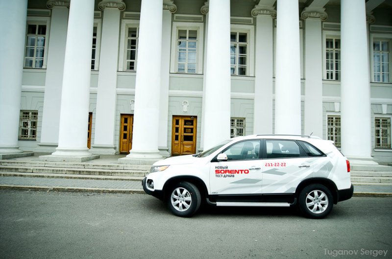 В Германии новому Соренто привили европейский характер, наградили его европейскими ценностями и уместно приодели под Европу, мастерским пером европейского шеф-дизайнера Киа Петера Шраейера.