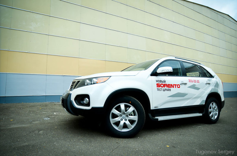 Сущность и идеология нового Соренто перевернулась с ног на голову, изменившись на сто процентов. Если прежний Sorento был рамным вездеходом с задним приводом и подключаемым «передом» (хотя некоторые чисто корейские модификации отличались постоянным полным приводом), то современная генерация модели стала кроссовером с истинно легковой сутью.