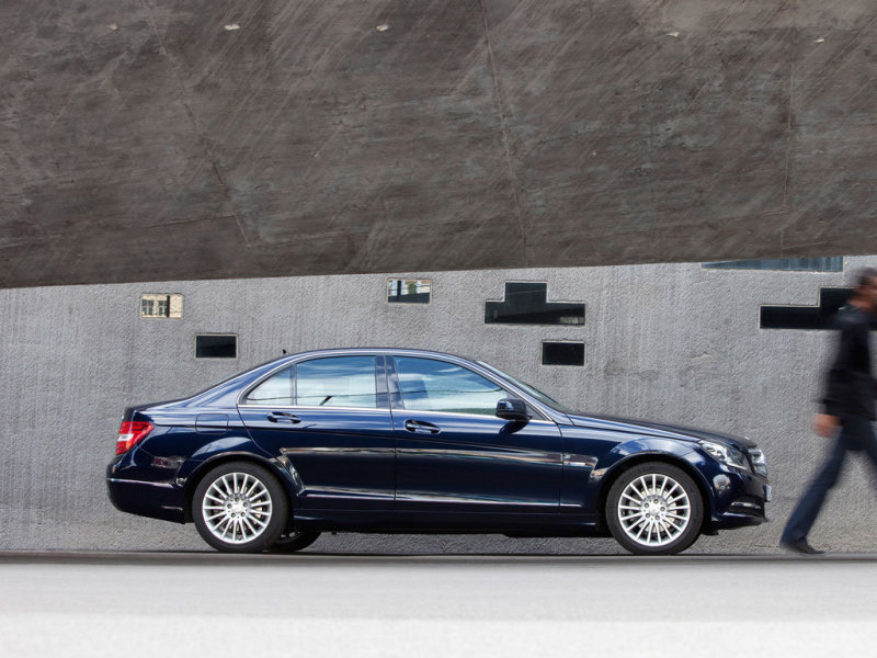 Пропорции классического седана - без тени импозантной громоздкости.