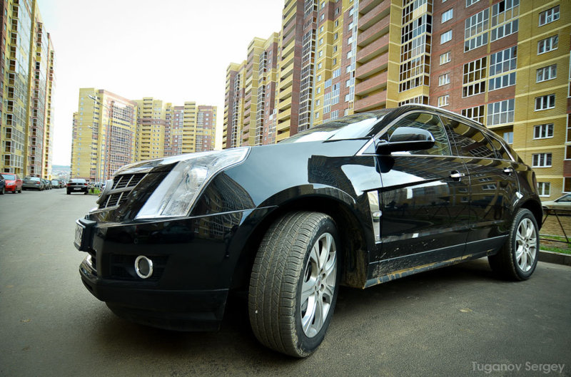 Cadillac SRX – это машина, задача которой везти своего хозяина, а скорее хозяйку, по городскому асфальту или загородному шоссе. Причем непременно в атмосфере уюта, комфорта, спокойствия и защищенности. Под эти задачи американский кроссовер замечательно адаптирован, он неплохо справляется со всеми из них.