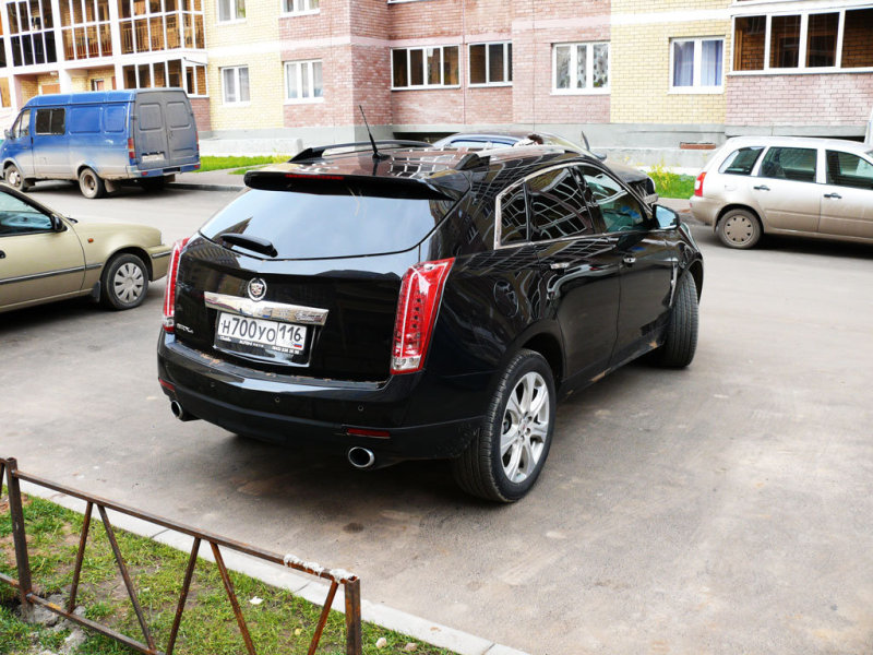 В Европе Кадиллаки дороже, чем в США, а у нас дороже, чем в Европе. Например, самый дешевый SRX в России стоит 2 050 000 рублей, а его топовая версия 2 160 000 рублей, притом, что на родине SRX продают за 35 185 долларов (приблизительно 1 055 550 рублей). 
