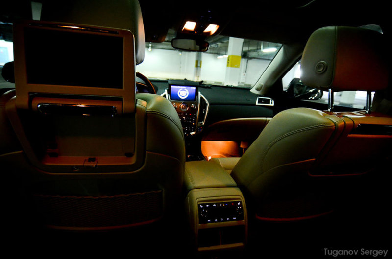 В спинках передних сидений встроен монитор.