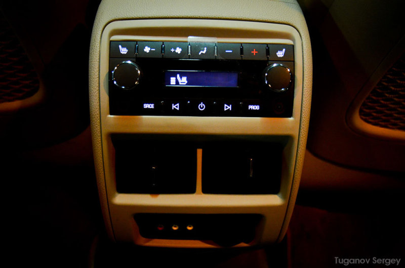 В расчете на заднего пассажира сзади есть персональное управление климатической установкой и аудиосистемой. 