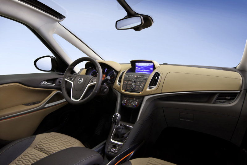 С места водителя открывается свободный обзор вперед и вверх.