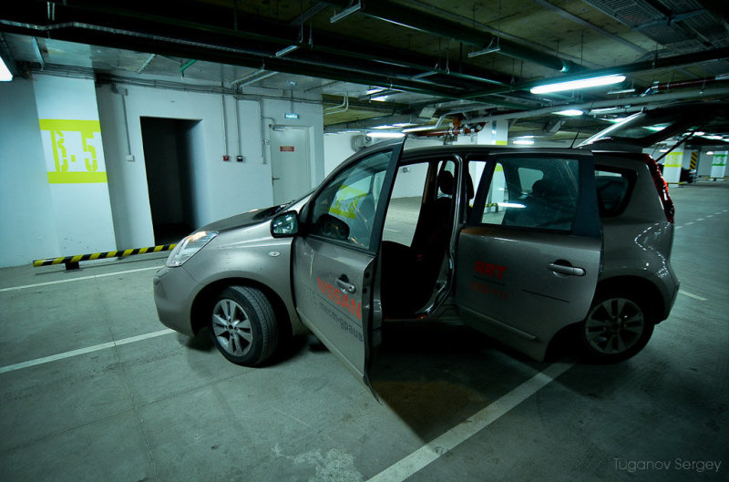 Ноут внешне похож на коробку. Особенно в хмуром и сером цвете