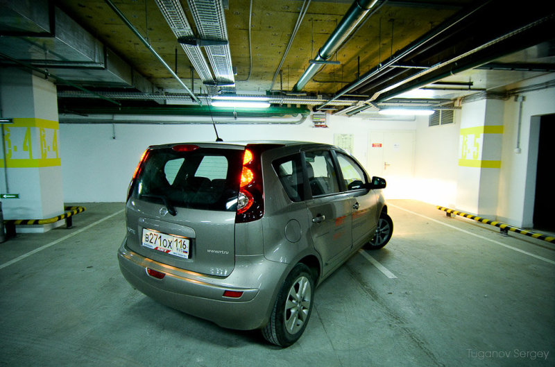 Корма машины не выделяется ничем особенным. Просто автомобиль.