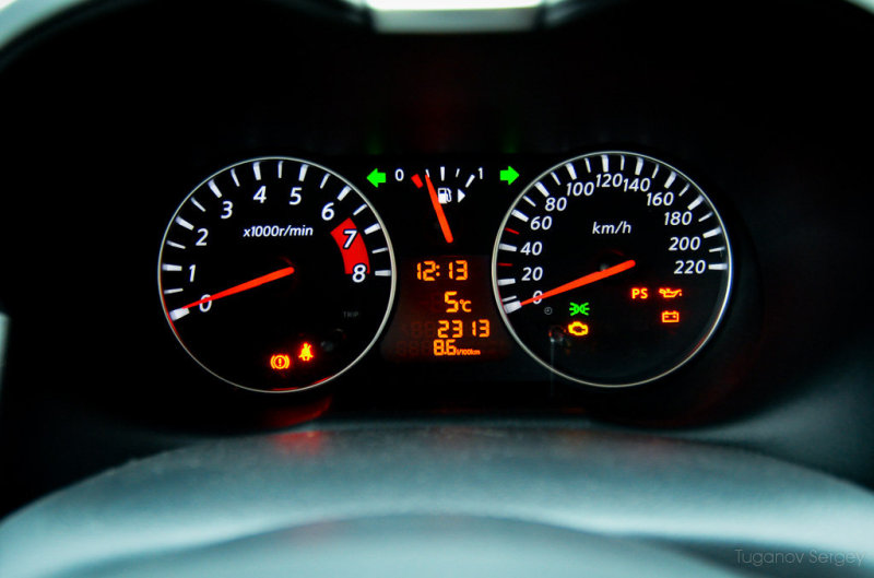 Щиток приборов скромен, но нагляден.