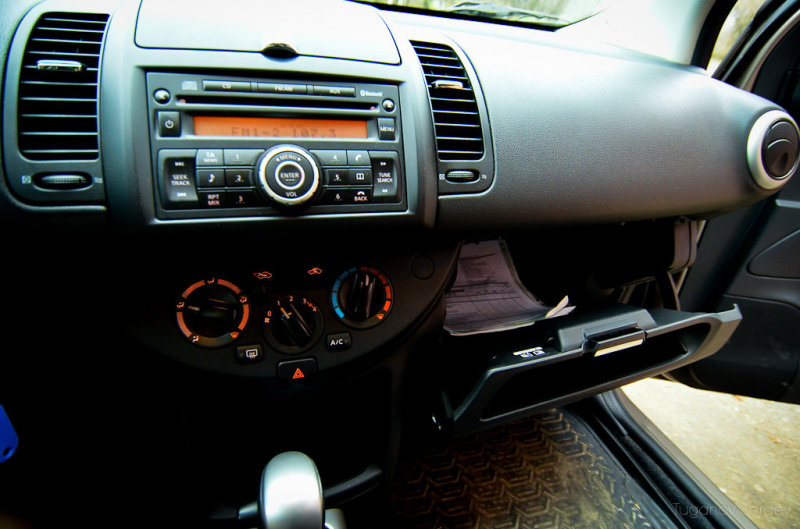 Бардачок Ноута глубок и масштабен. А его крышка тоже имеет затейливую и практичную форму. Даже в ней есть  карман для мелочевки.